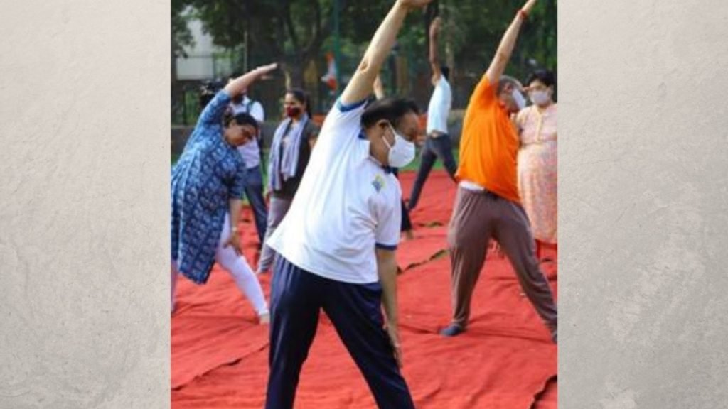 Dr. Harsh Vardhan marks International Day of Yoga by performing Yoga with the people of Delhi 