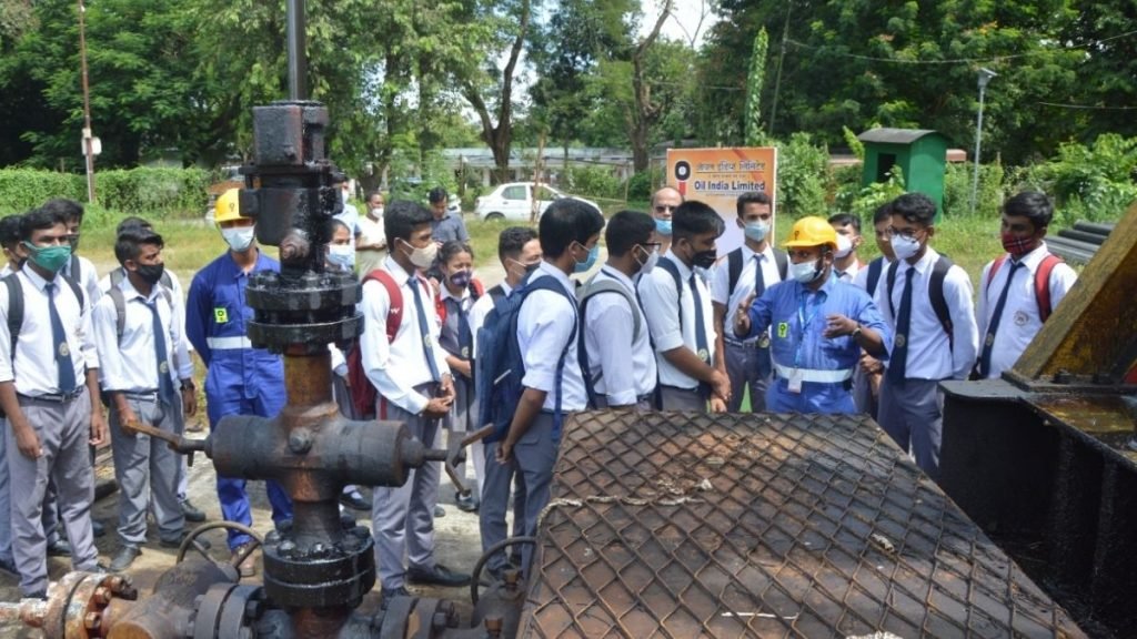 OIL organizes study visits for school students to a Sucker Rod Pump