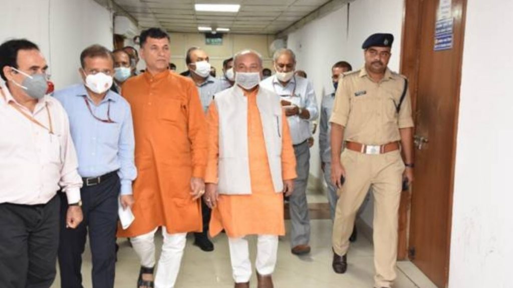 Union Minister Shri Narendra Singh Tomar inspects and reviews cleanliness at Krishi Bhawan, New Delhi