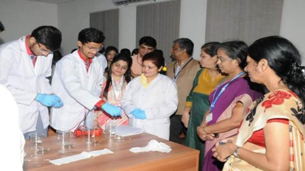 Royal Society of Chemistry (RSC) and CSIR work together to support chemistry in schools across India