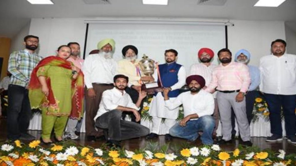 Shri Anurag Singh Thakur felicitates the sportspersons  of Guru Nanak Dev University in Amritsar today