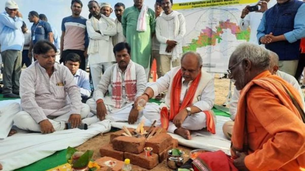 Union Agriculture Minister lays the foundation stone of NSC's organic seed farm in Morena