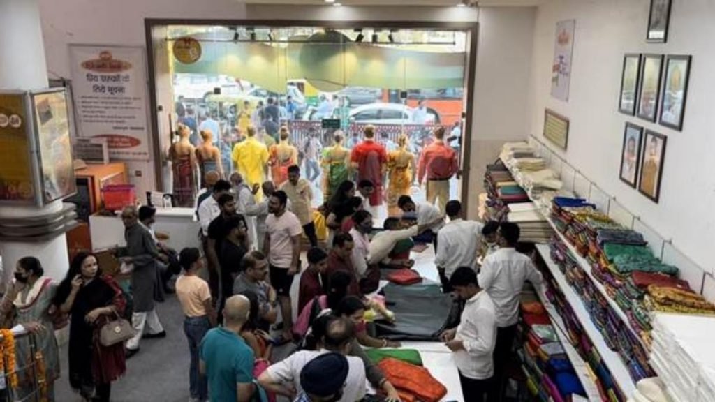 KVIC registers the highest ever single-day sale of Rs 1.34 crore at the CP outlet, New Delhi