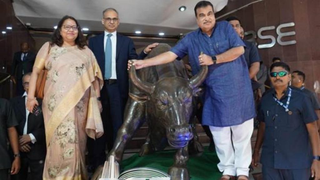 Shri Nitin Gadkari rings the bell at the Bombay Stock Exchange  in Mumbai marking the listing of NHAI InvIT Non-Convertible Debentures