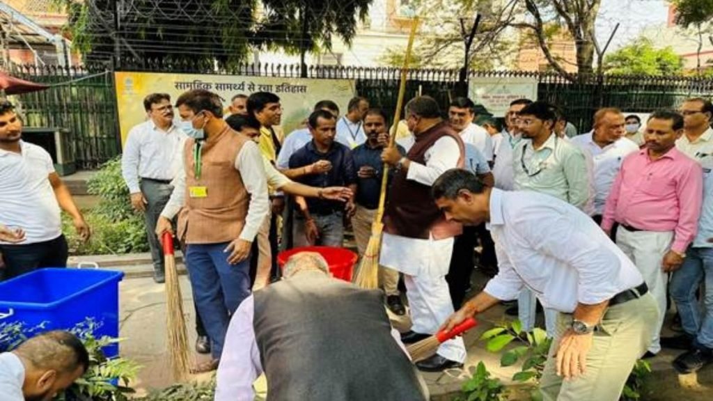Shri Faggan Singh Kulaste and Officials from the Ministry of Steel conduct a cleanliness drive
